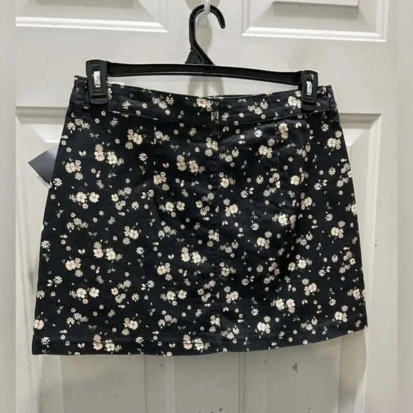 ⭐️$5 Add-on NWT A Line Black Floral Denim Skirt Sz X-Large - Picture 5 of 10
